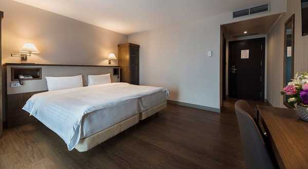 Twin room with two single beds at CH Bucharest
